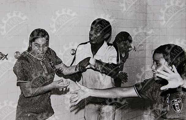 México 1971 - Futbolistas en los baños